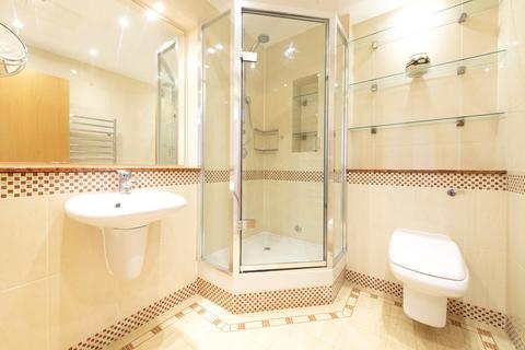 3 bedroom apartment for sale, Kidderpore Avenue, London