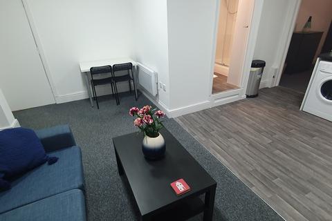 2 bedroom flat to rent, Flat 1,18 Mundy Place