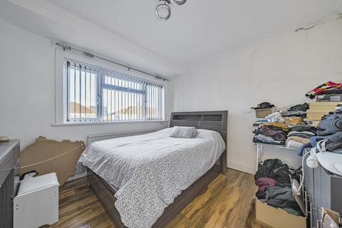 7 Warwick Avenue, Harrow, HA2 8RE