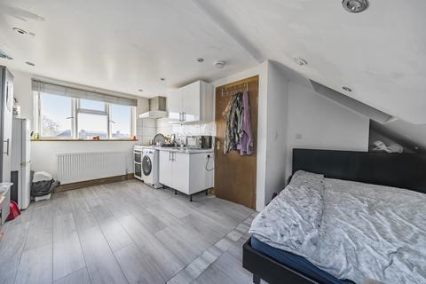 7 Warwick Avenue, Harrow, HA2 8RE