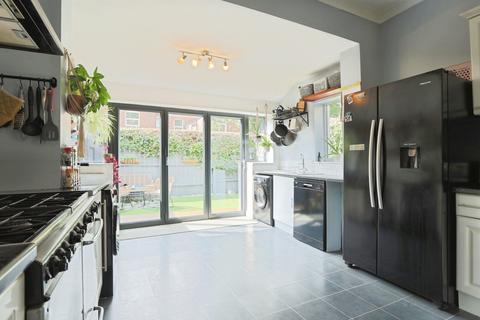 4 bedroom end of terrace house for sale, Spring Bank West, Hull, HU3 1LA