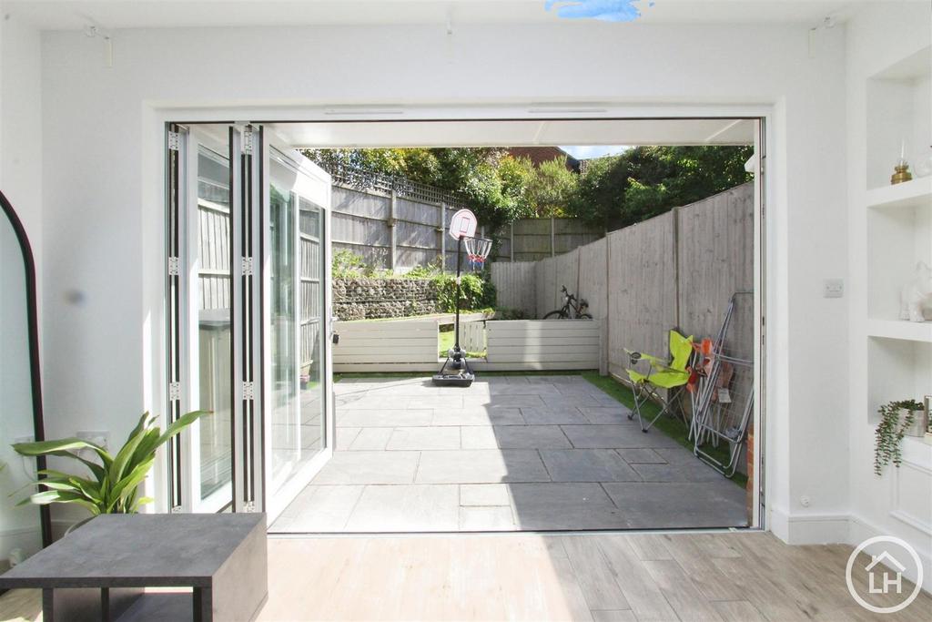 Lounge /Diner (Bi-folding Door)