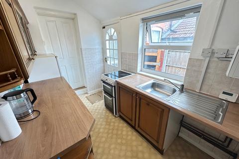 2 bedroom terraced house to rent, May Street, Luton, Bedfordshire, LU1 3QX