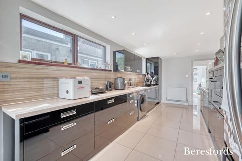 5 bedroom detached house for sale, Marshalls Drive, Romford, RM1