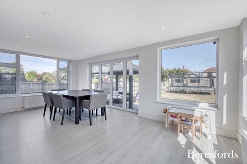 5 bedroom detached house for sale, Marshalls Drive, Romford, RM1