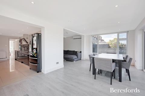 5 bedroom detached house for sale, Marshalls Drive, Romford, RM1