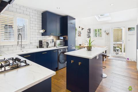 4 bedroom semi-detached house for sale, 5 Waterstone Way, Greenhithe