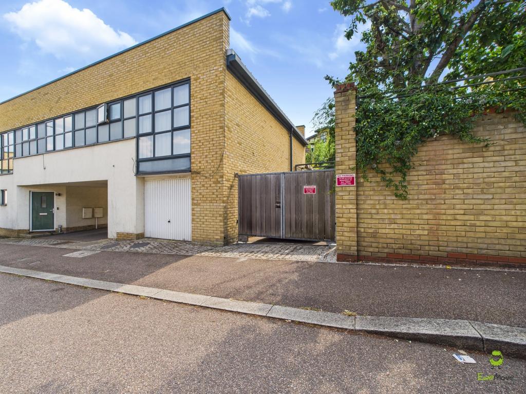 Electric Gates and Garage James Hillier Ewemove Be