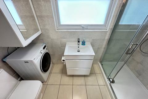 1 bedroom flat to rent, Biscot Road, Luton, Bedfordshire, LU3 1AH