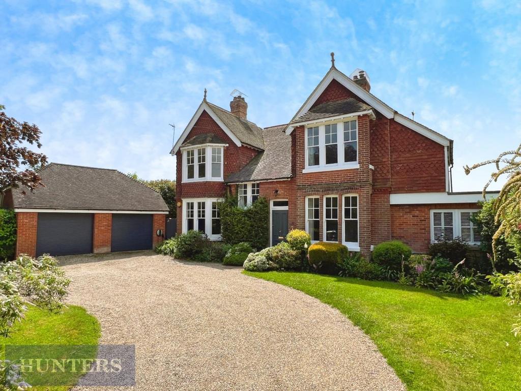 Castle Road, Hythe 5 bed detached house - £3,200 pcm (£738 pw)