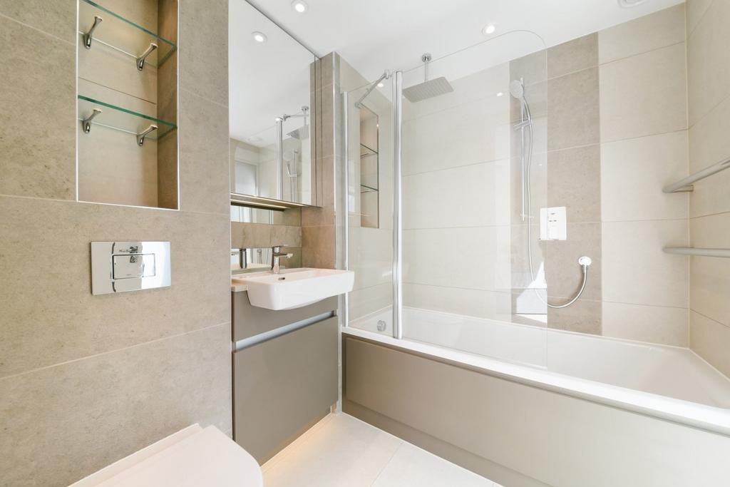 Hampton House Bathro