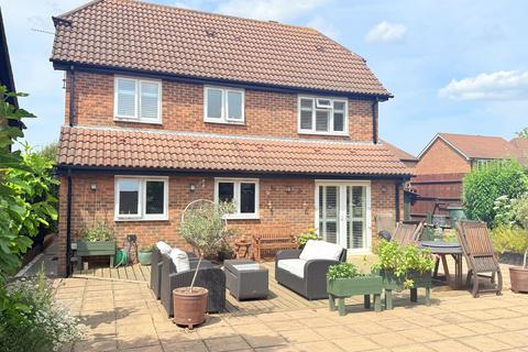 16 Brandon Close, Chafford Hundred, Grays, RM16 6QX