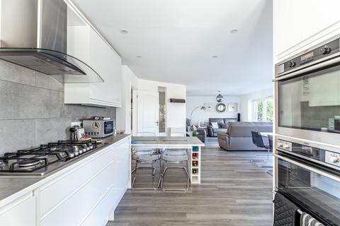 2 Pilgrim Close, Park Street, St Albans, AL2 2JD