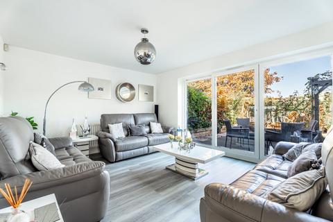2 Pilgrim Close, Park Street, St Albans, AL2 2JD