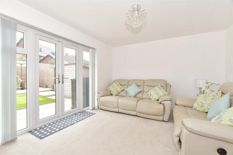 2 bedroom end of terrace house for sale, Buttercup Road, Horsham RH12