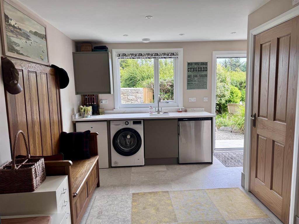 Garage/Utility Room - Garej/Ystafell Gyfleustodau