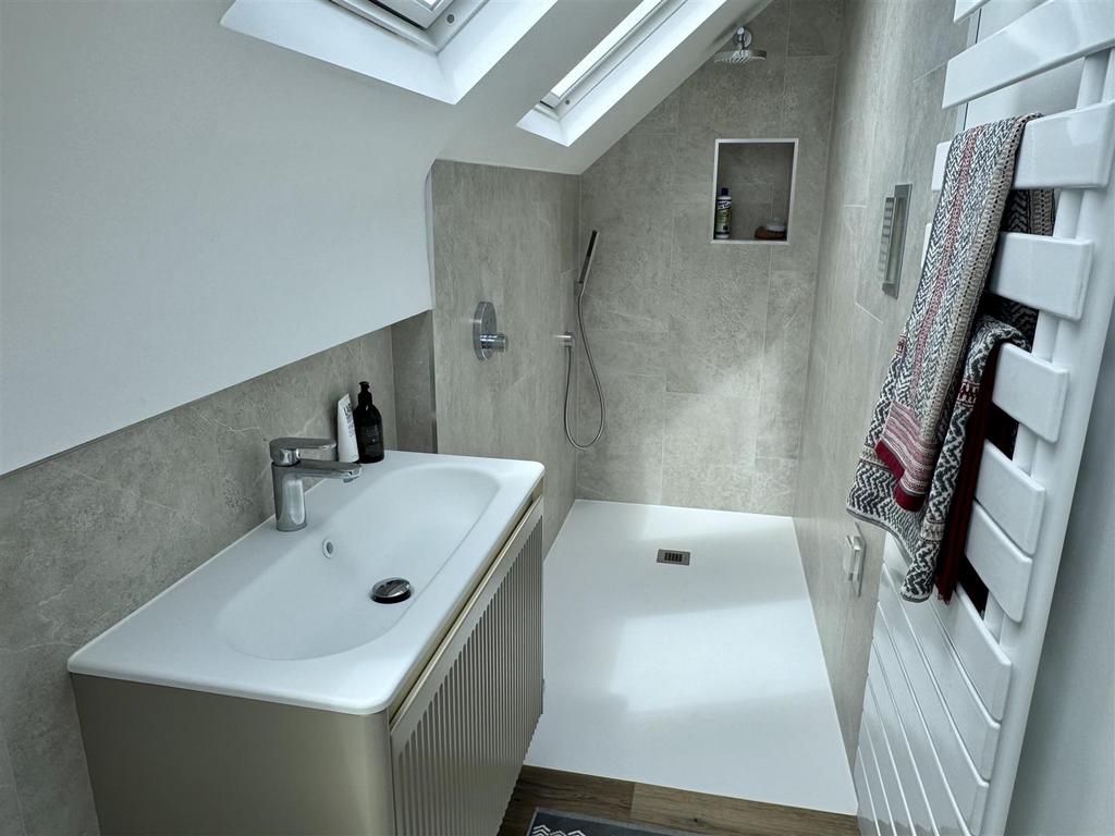 Shower Room/WC - Ystafell Gawod/Toiled