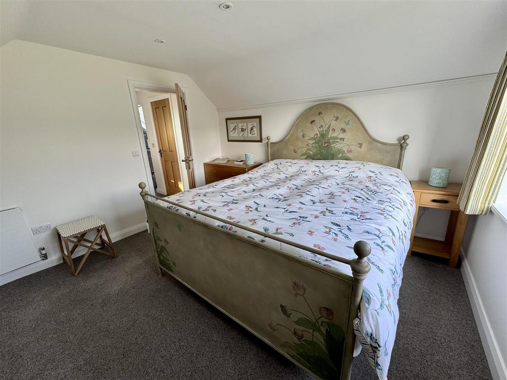 Main Bedroom - Prif Ystafell Gwely