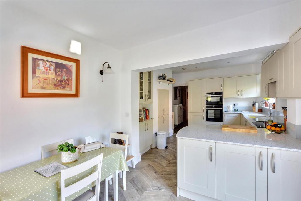Kitchen 2.jpeg
