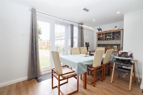 32 Linton Avenue, Borehamwood, WD6 4QZ