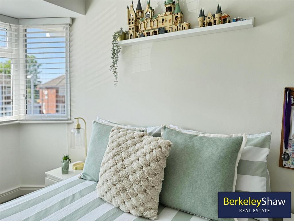 Front bedroom 2