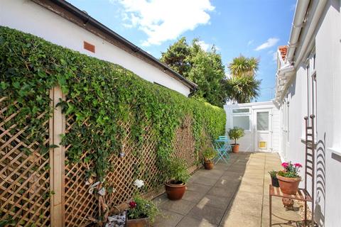 14 The Poplars, Ferring, Worthing, BN12 5QL