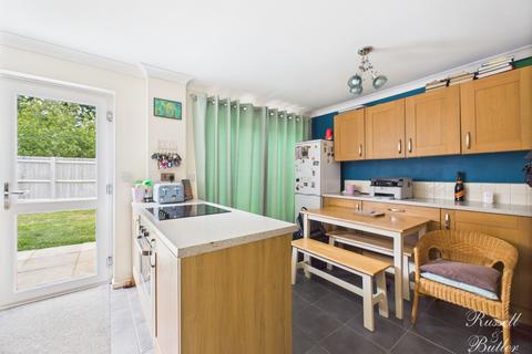 3 bedroom semi-detached house for sale, Dove Close, Buckingham