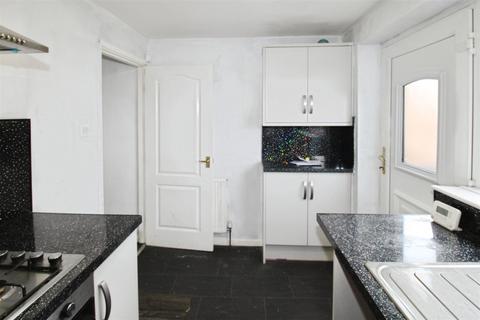 2 bedroom semi-detached house to rent, Clydesdale Drive, Bradford BD6