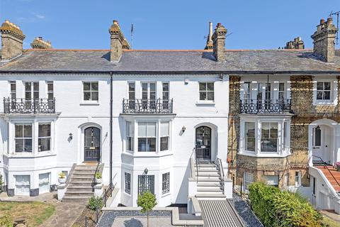 3 Prittlewell Square, Southend-on-sea, SS1 1DW