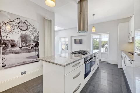 3 Prittlewell Square, Southend-on-sea, SS1 1DW