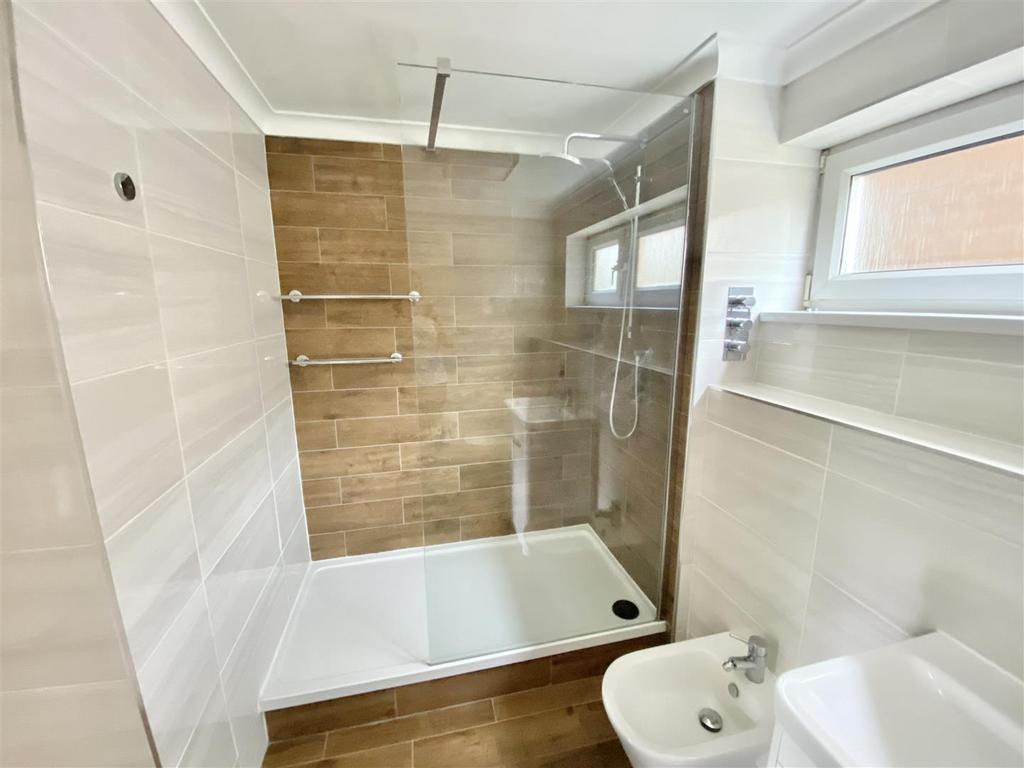 Bathroom 2.jpg