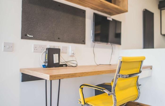 Bright and well-maintained communal workspace f...