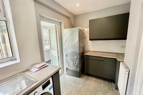 3 bedroom semi-detached house to rent, Downham Way, Bromley BR1