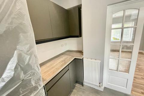 3 bedroom semi-detached house to rent, Downham Way, Bromley BR1