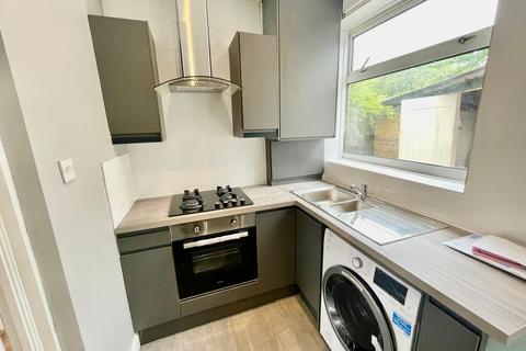 3 bedroom semi-detached house to rent, Downham Way, Bromley BR1