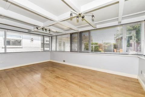 15 Dunstall Gardens, St Marys Bay, Romney Marsh, TN29 0QT