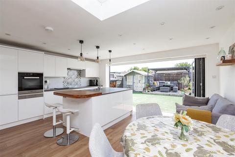 39 Saxon Close, Northfleet, Gravesend, DA11 8HA