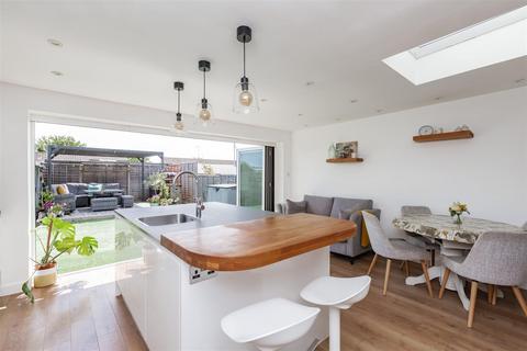 39 Saxon Close, Northfleet, Gravesend, DA11 8HA