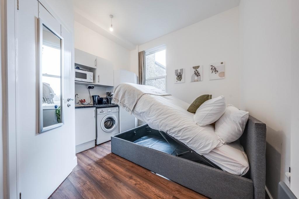 Cozy double bedroom featuring modern furnishing...
