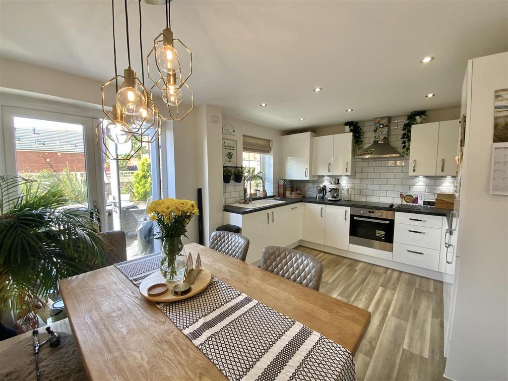 Kitchen/ Dining Room