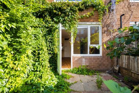 20 Lyneham Walk, London, E5 0HX