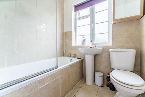 2 bedroom flat for sale, Holyoake Walk, W5