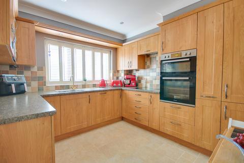 undefined, THORNHILL! POPULAR CUL-DE-SAC LOCATION! STUNNING KITCHEN!