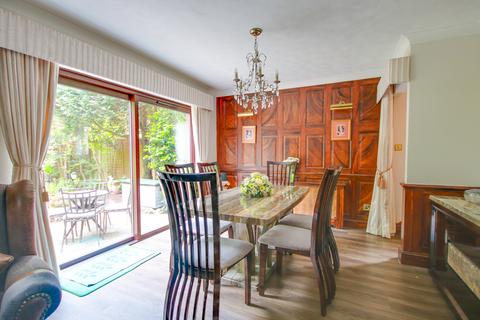 undefined, THORNHILL! POPULAR CUL-DE-SAC LOCATION! STUNNING KITCHEN!
