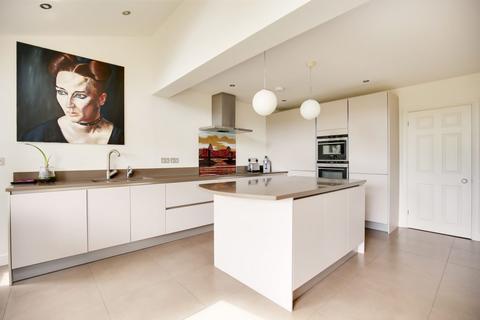 4 bedroom link detached house for sale, Kingsmead Close, Teddington – No Onward Chain