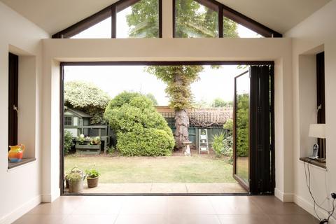 4 Bedroom Detached (link) – Teddington – No Onward Chain