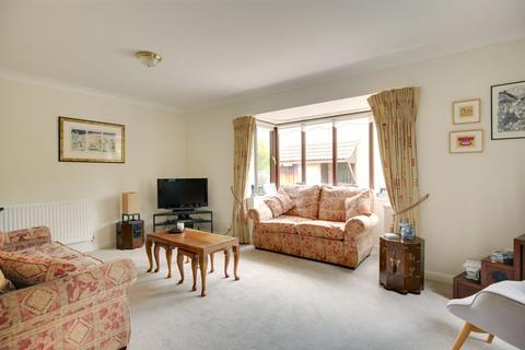 4 bedroom link detached house for sale, 4 Bedroom Detached (link) – Teddington – No Onward Chain