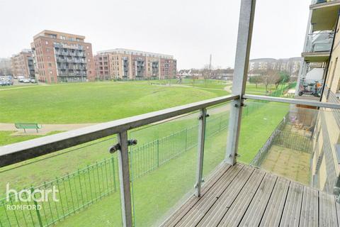 2 bedroom apartment to rent, Cathedral Court - Romford - RM7