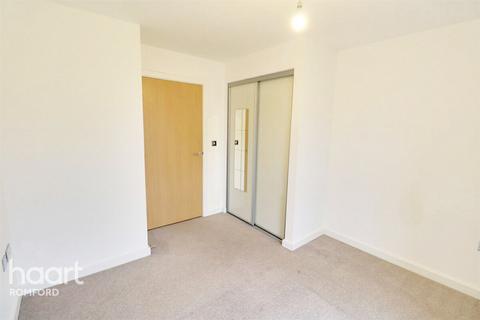 2 bedroom apartment to rent, Cathedral Court - Romford - RM7