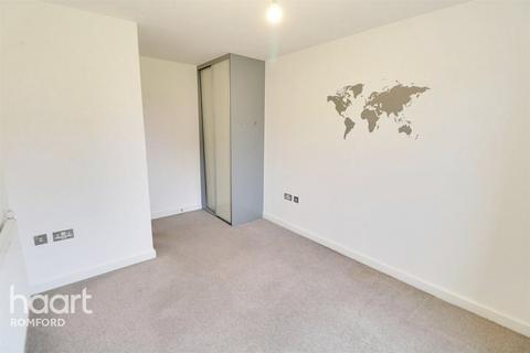 2 bedroom apartment to rent, Cathedral Court - Romford - RM7
